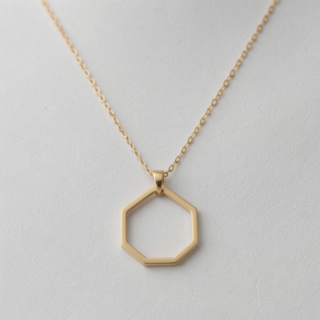 Bijuterie minimalistă — colier din aur 18k cu pandantiv geometric hexagonal, lanț subțire, finisaj mat premium, stil unisex